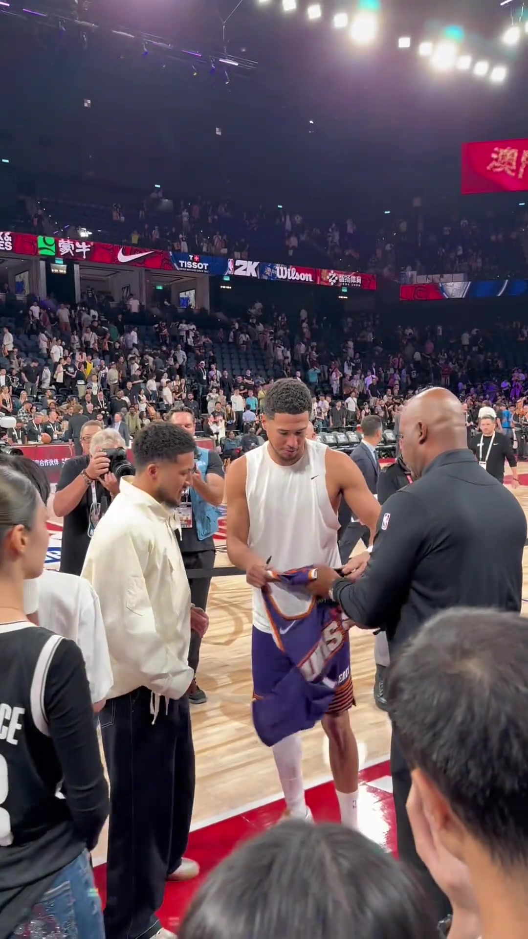 布克见到他也得一愣吧中国布克昨日与布克本尊合影还获亲签球衣