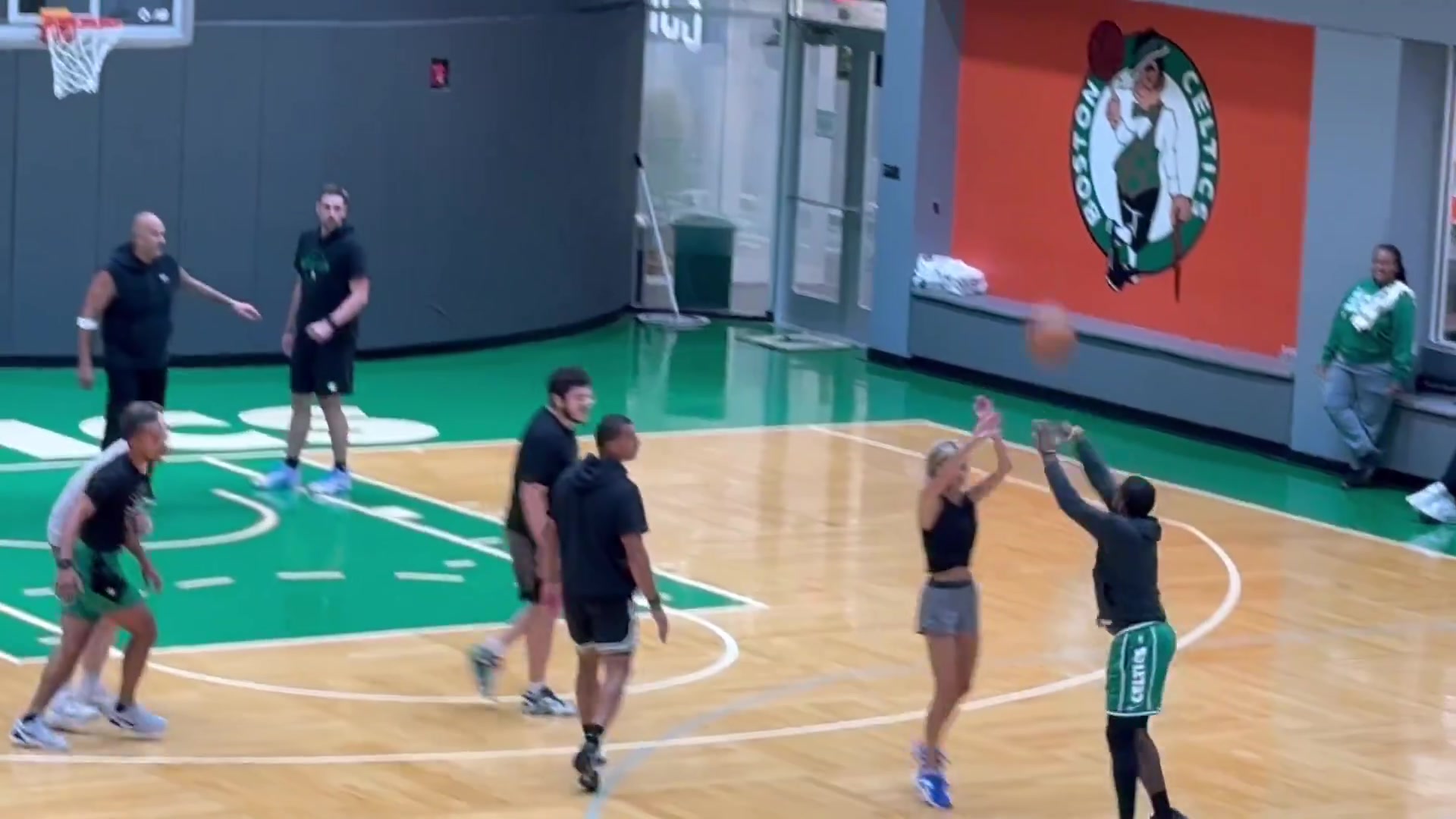 美女记者太吸引眼球了凯尔特人球员和自家媒体来了一场PK