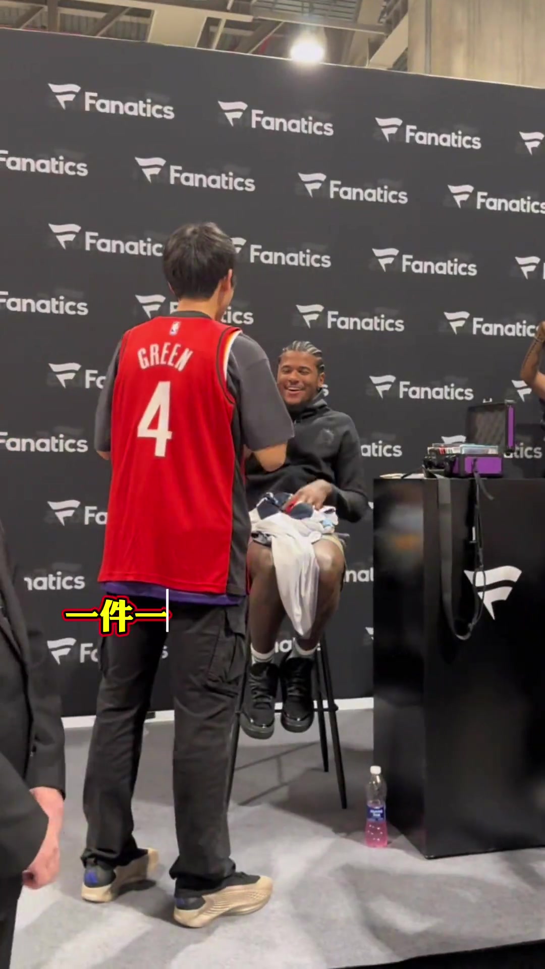 这是真粉杰伦-格林狂热粉千里飞赴见偶像 收藏各种签名卡