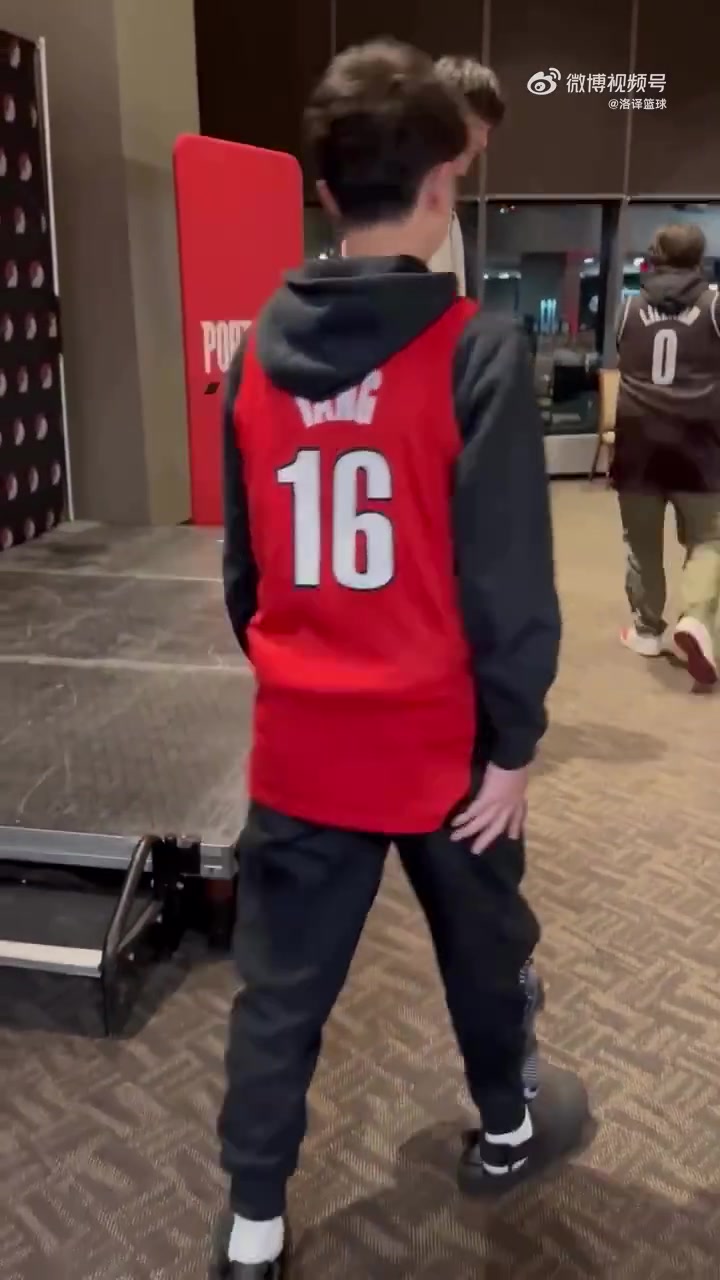 太呆萌了杨瀚森现在走到哪都背着这个粉色小书包