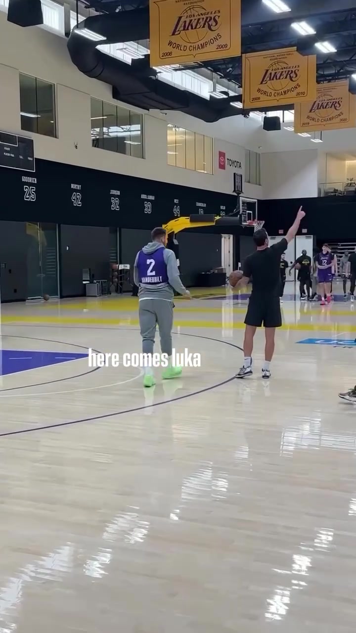 好久不见变老6了东契奇训练到处偷球 最后被全队嫌弃