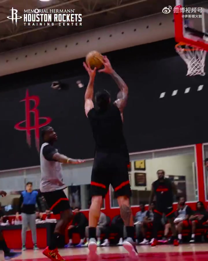 起飞火箭官方晒视频赛季开始前的加练时刻