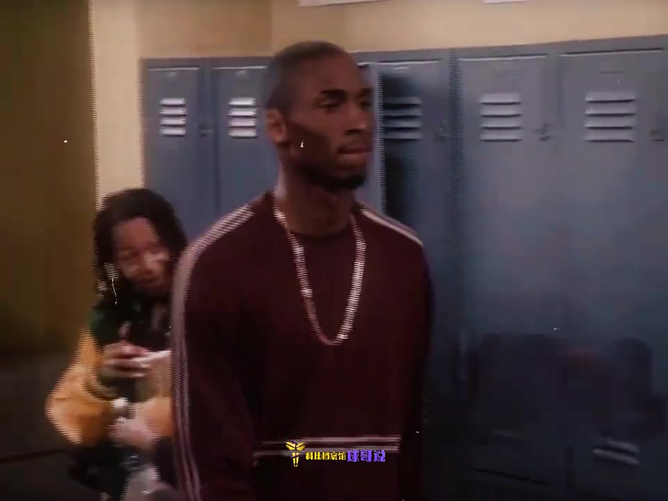 视频拍摄于1995年17岁的科比略显青涩