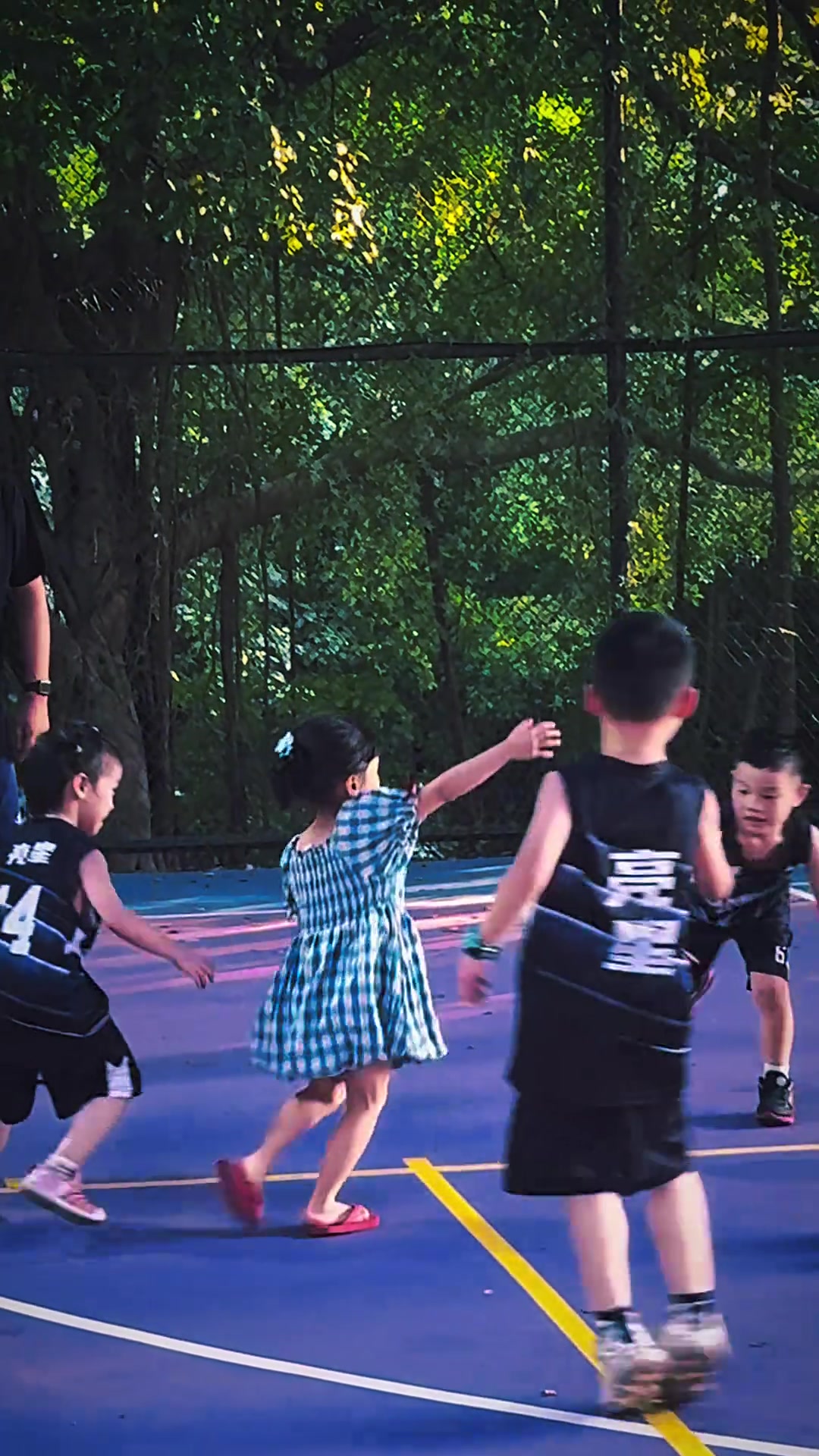 拖鞋小妹妹抢断一条龙上篮这球感能否胜过99吧友