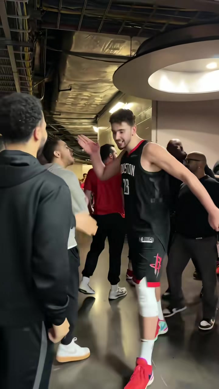 十万奖金到手火箭小伙子们从球员通道一路嗨进更衣室