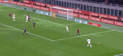 半场：米兰0-1热那亚，科隆博弑旧主，福法纳空门离奇滑倒