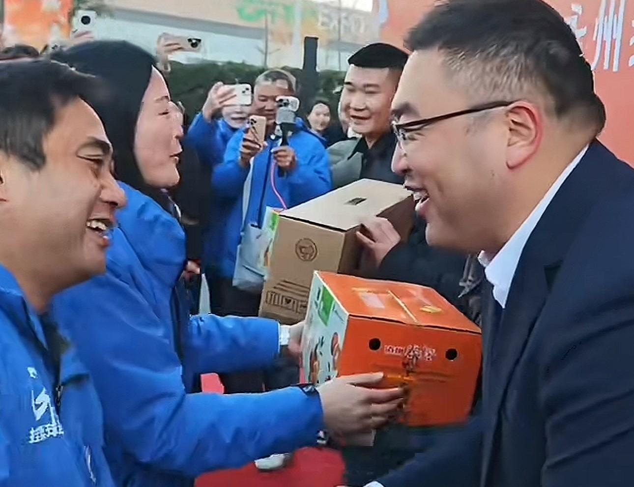 冠军城市千里传“橙”，泰州市民排队免费领取永州送的脐橙