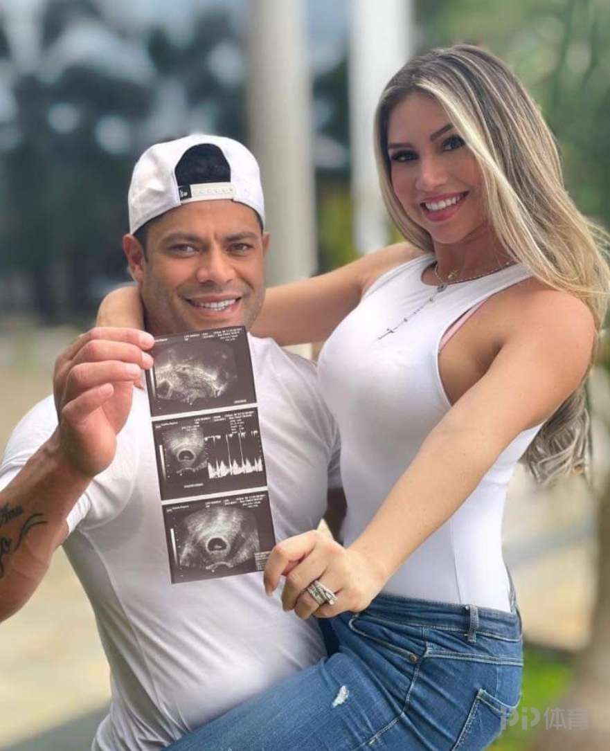 胡尔克现任妻子卡米拉怀孕，她是胡尔克前妻的侄女