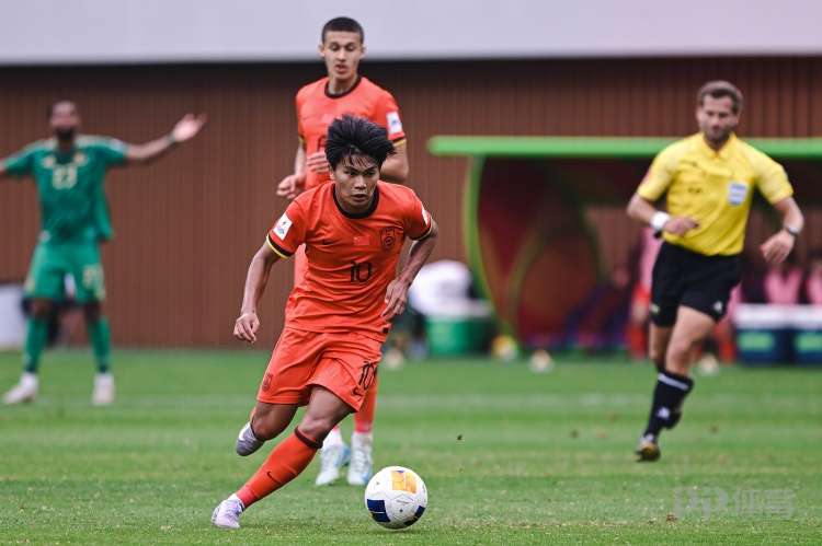 本场U23国足首发更换两人，蒯纪闻连场替补待命