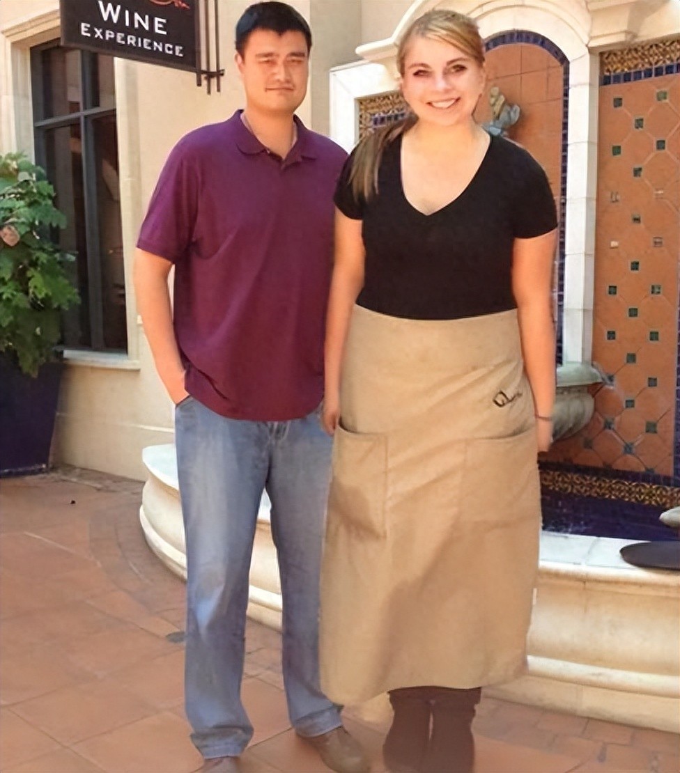 真不是特效 姚明体型就这么夸张！泳池里似灭霸 奥尼尔同框显娇小